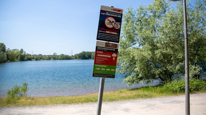 Ein Schild weist am Fühlinger See auf das Badeverbot hin.