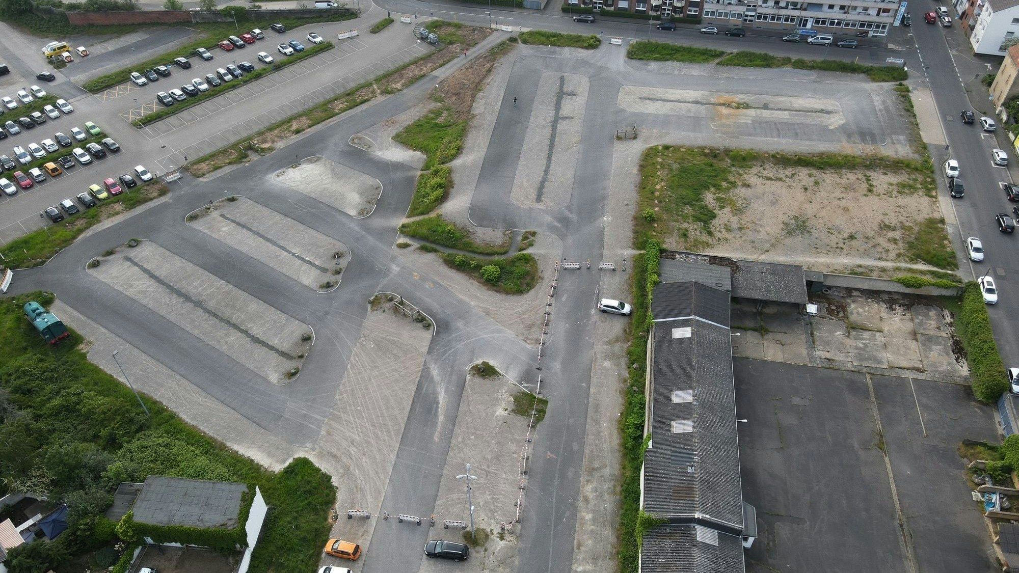 Große Teile des P&R-Parkplatzes hinter dem Euskirchener Bahnhof sind abgesperrt. In dem Bereich soll das neue Euskirchener Rathaus entstehen.