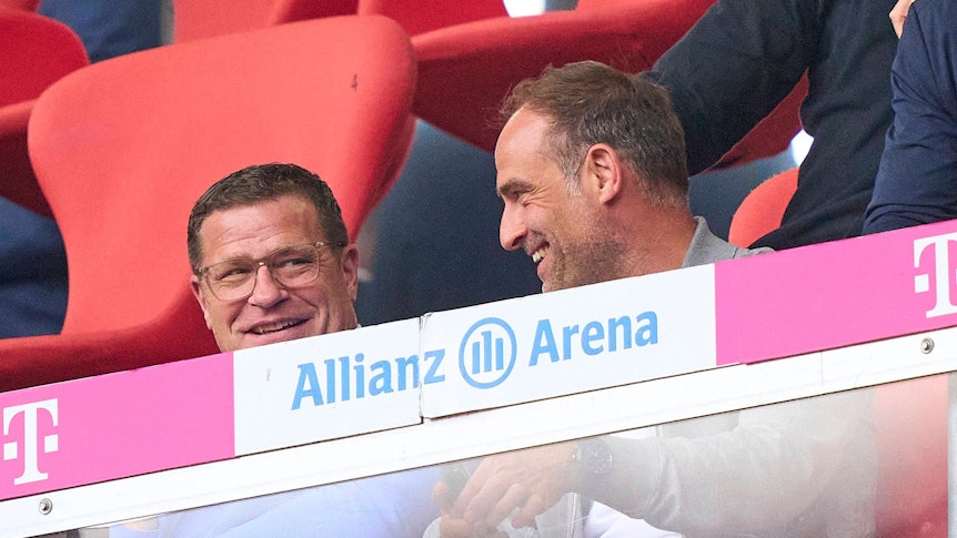 RB-Sportgeschäftsführer Max Eberl (l.) und Oliver Mintzlaff (r.), Geschaeftsfuehrer RB Leipzig, hier zu sehen am 20. Mai 2023 während der Bundesligapartie bei Bayern München in der Allianz-Arena. Beide lächeln.