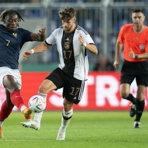 U21-Match 2022: Deutschlands Jan Thielmann (r) vom 1. FC Köln und Frankreichs Manu Koné von Borussia Mönchengladbach kämpfen um den Ball.