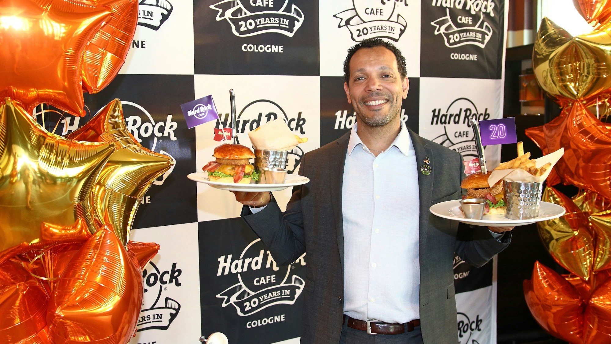 Uriel Santiago leitet das Hard Rock Café in Köln. Es feiert seinen 20. Geburtstag.