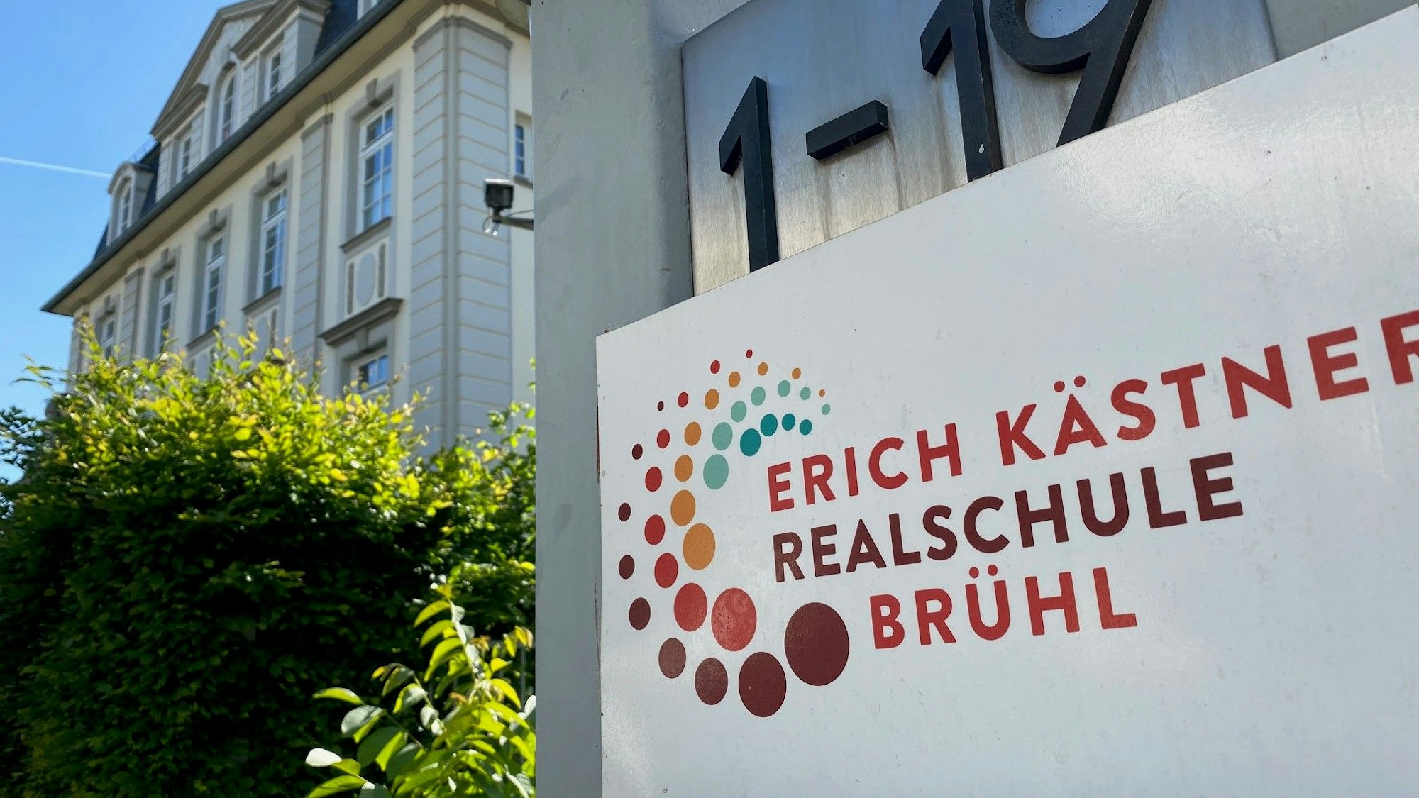 Es ist ein Schild zu sehen, auf dem „Erich Kästner Realschule Brühl“ steht.