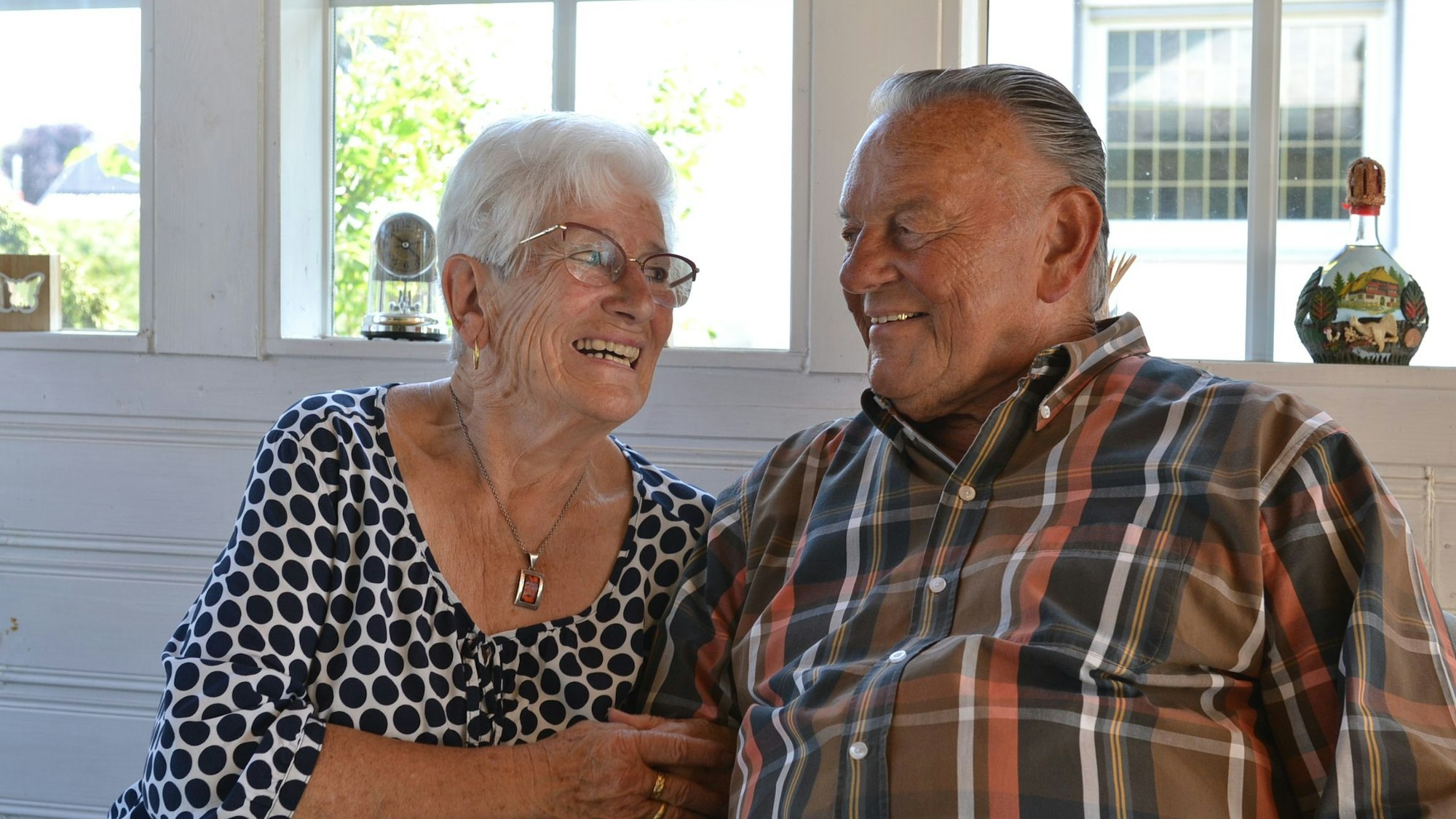 Inge und David Wagner schauen sich auch nach 60 Ehejahren noch verliebt in die Augen.