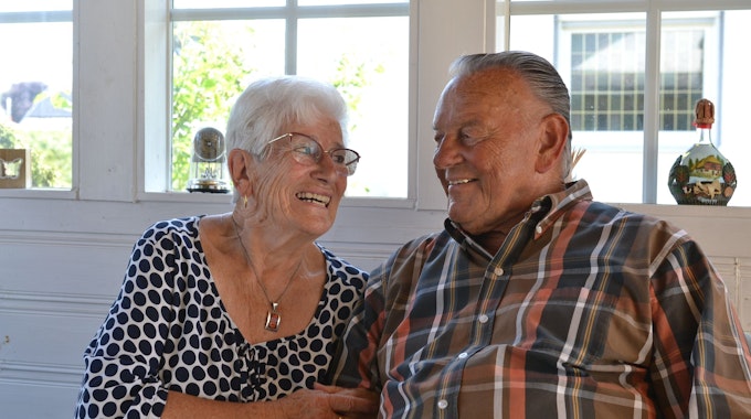 Inge und David Wagner schauen sich auch nach 60 Ehejahren noch verliebt in die Augen.