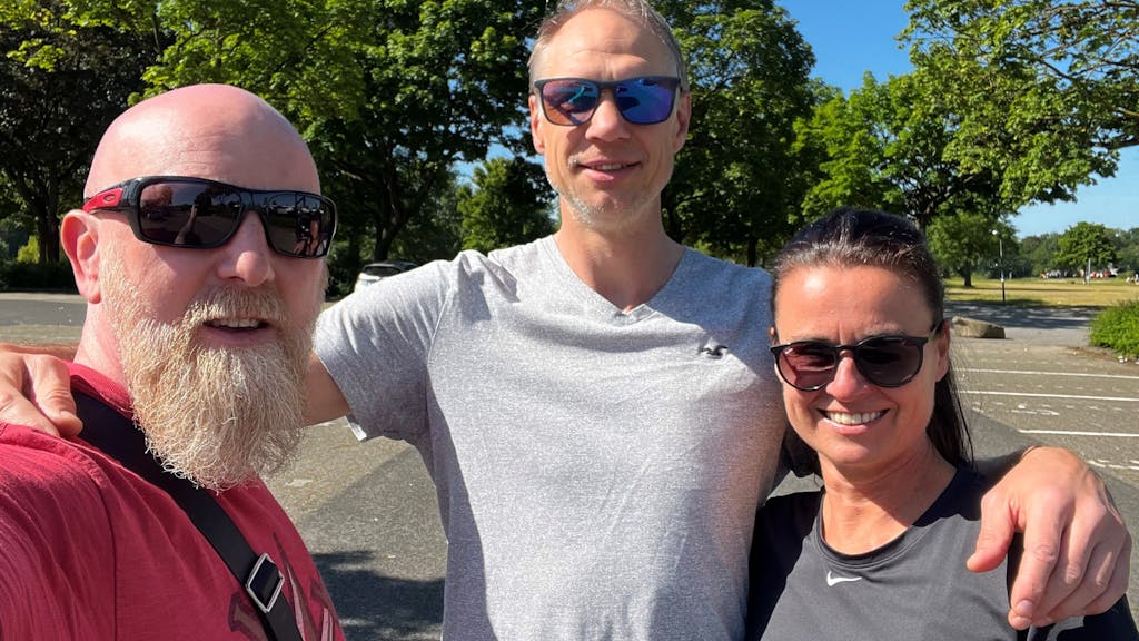 Stefan Hoff, Rüdiger May und Fitness-Trainerin Betty Sturm machen ein Selfie.