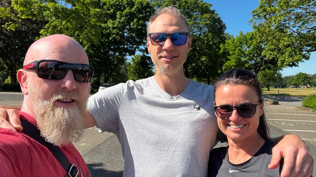 Stefan Hoff, Rüdiger May und Fitness-Trainerin Betty Sturm machen ein Selfie.