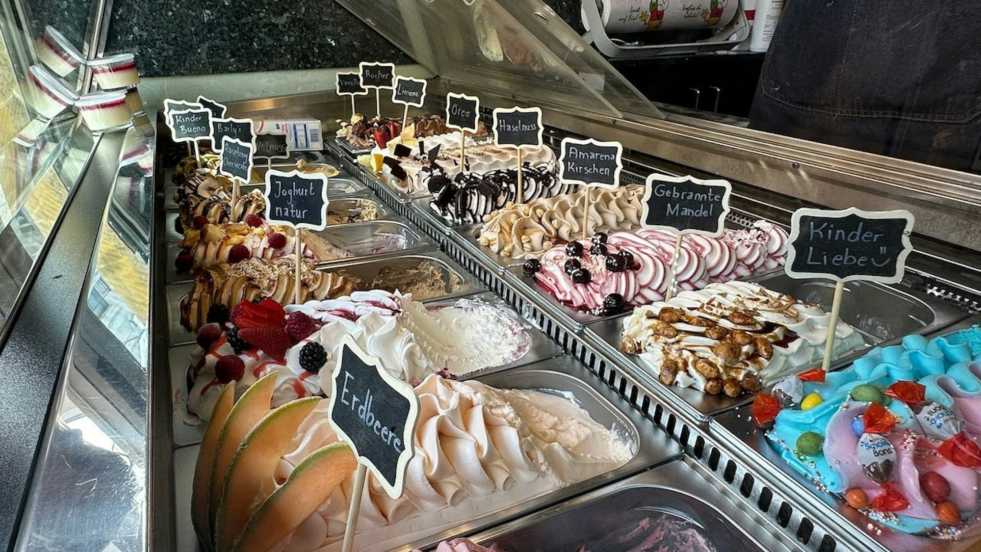 Die Theke im „Marano“ mit verschiedenen Eissorten
