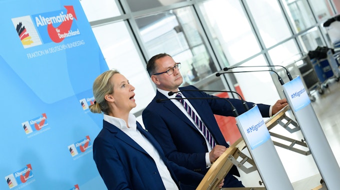 Alice Weidel, Vorsitzende der AfD-Bundestagsfraktion, und Tino Chrupalla, Vorsitzender der AfD-Bundestagsfraktion, bei einer Pressekonferenz.&nbsp;