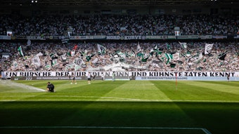 Die Fans von Borussia Mönchengladbach im heimischen Borussia-Park, hier zu sehen zum Bundesliga-Finale gegen den FC Augsburg am 27. Mai 2023. Zu sehen ist eine Choreografie in der Nordkurve.