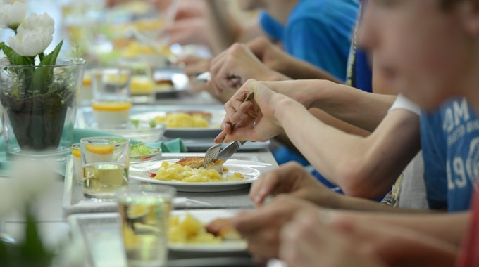 Schüler des Immanuel-Kant-Gymnasiums essen in der Mensa der Schule. 



Manche Schulen bieten in der Mensa Essen für alle Schülerinnen und Schüler an.