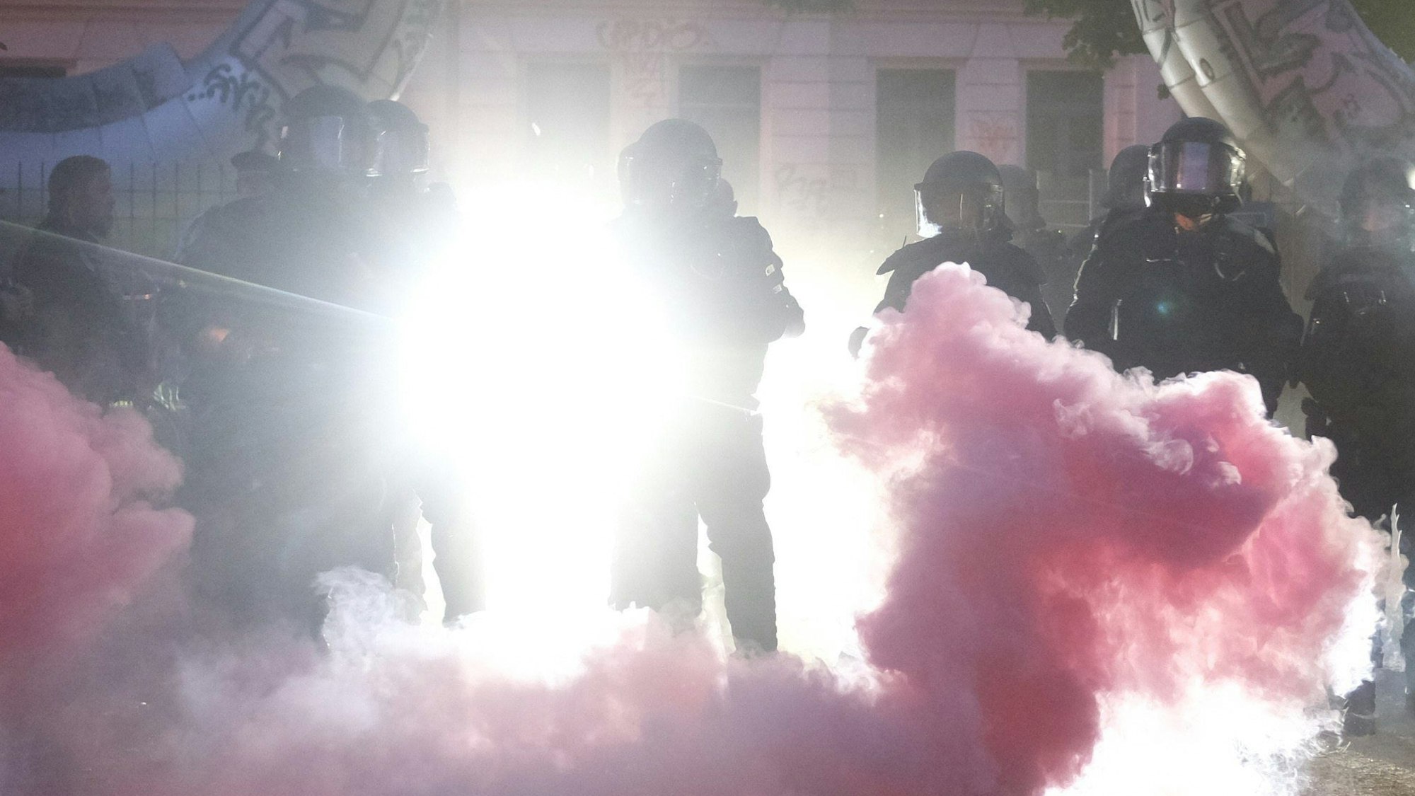 Die Polizei geht in Leipzig gegen Demonstrierende vor, die zu einer Kundgebung zum Urteil gegen die mutmaßliche Linksxtremistin Lina E. aufgerufen hatten. Es wird Pyrotechnik eingesetzt.