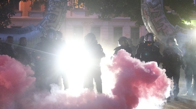 Die Polizei geht in Leipzig gegen Demonstrierende vor, die zu einer Kundgebung zum Urteil gegen die mutmaßliche Linksxtremistin Lina E. aufgerufen hatten. Es wird Pyrotechnik eingesetzt.