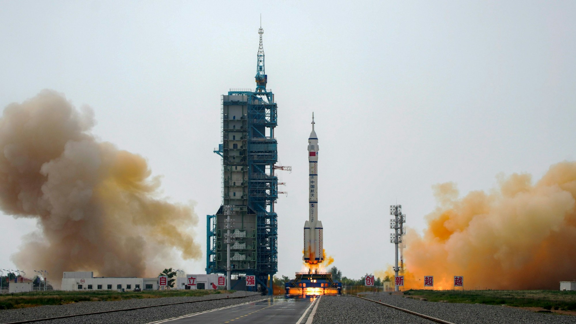 Eine Rakete vom Typ „Langer Marsch 2F“ hebt im Jiuquan Satellite Launch Center im Nordwesten Chinas mit einer Besatzung chinesischer Astronauten in einem Raumschiff vom Typ „Shenzhou 16“ (Magisches Schiff) ab. China hat drei Astronauten auf den Flug zu seiner Raumstation gebracht. Die drei Astronauten sollen ihre Kollegen an Bord der chinesischen Raumstation „Tiangong“ (Himmelspalast) nach einem halben Jahr im All ablösen.
