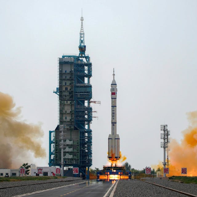 Eine Rakete vom Typ „Langer Marsch 2F“ hebt im Jiuquan Satellite Launch Center im Nordwesten Chinas mit einer Besatzung chinesischer Astronauten in einem Raumschiff vom Typ „Shenzhou 16“ (Magisches Schiff) ab. China hat drei Astronauten auf den Flug zu seiner Raumstation gebracht. Die drei Astronauten sollen ihre Kollegen an Bord der chinesischen Raumstation „Tiangong“ (Himmelspalast) nach einem halben Jahr im All ablösen.