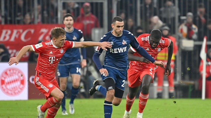 Ellyes Skhiri vom 1. FC Köln im Laufduell mit Joshua Kimmich und Dayot Upamecano.