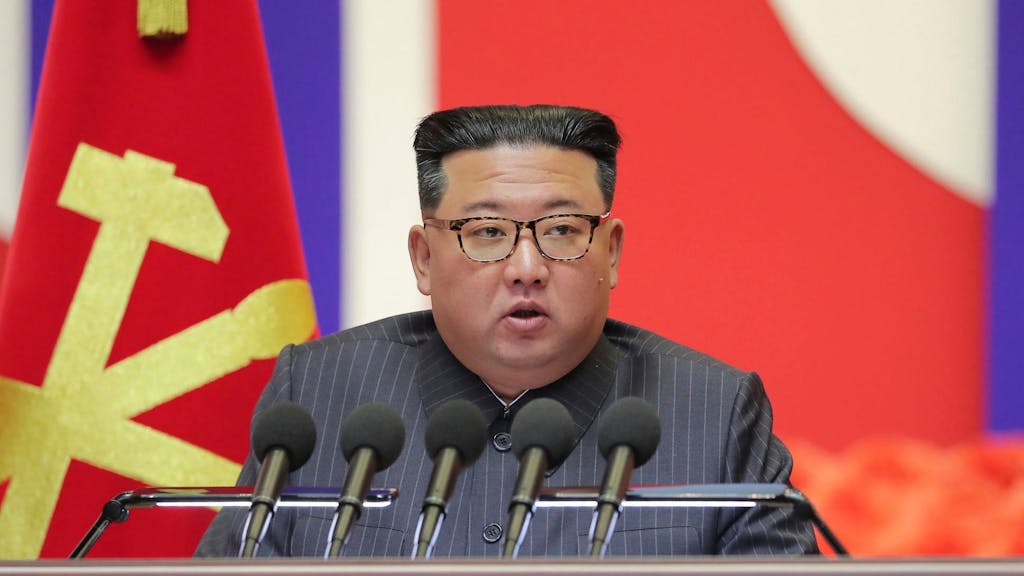 Der nordkoreanische Machthaber Kim Jong-un auf einer Pressekonferenz.