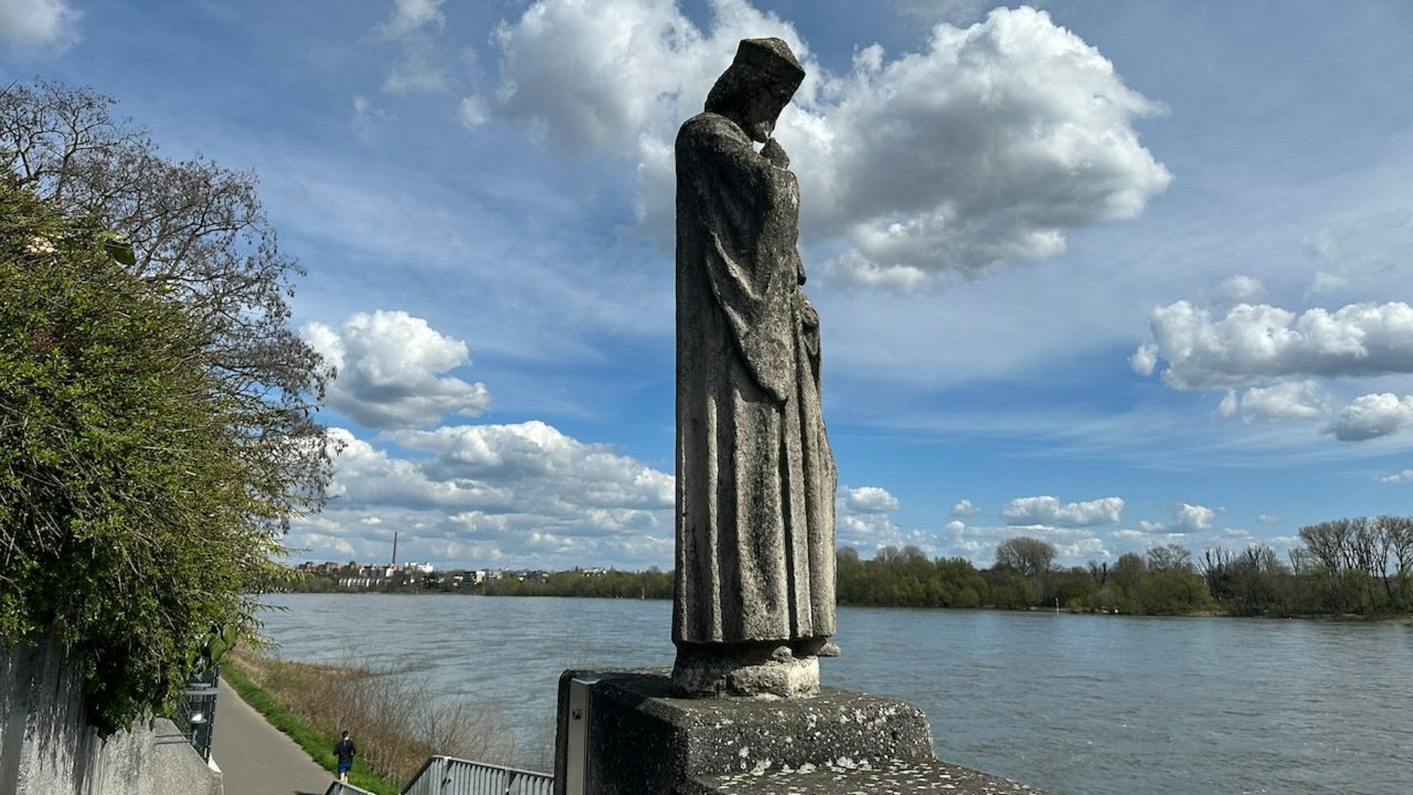 Die Nepomuk-Figur von Elmar Hillebrand blickt auf den Rhein.