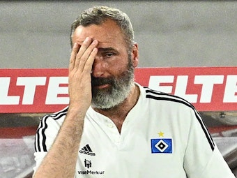 Hamburgs Trainer Tim Walter ist fassungslos an der Seitenlinie.