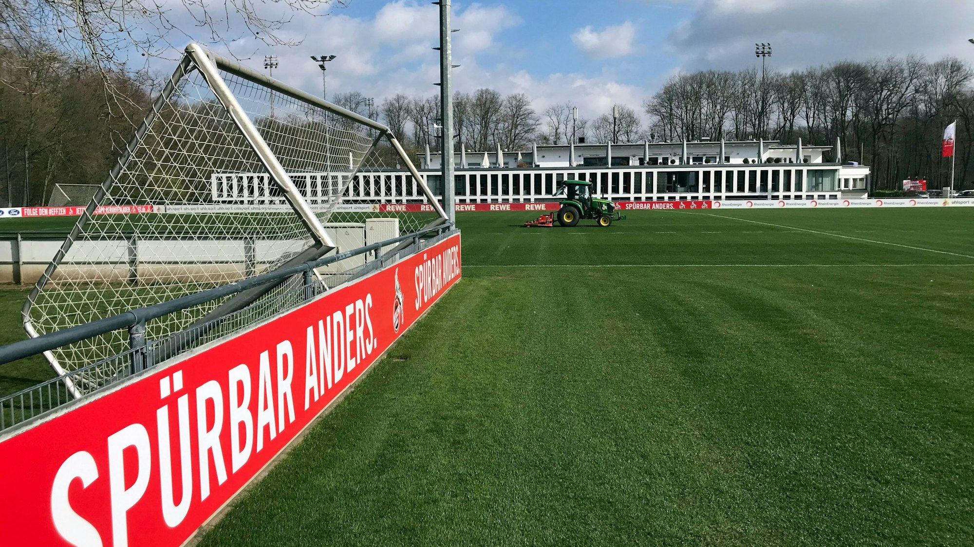 Seit 1953 ist das Geißbockheim die Heimat des 1.FC Köln. Auch in Zukunft werden Profis und Nachwuchskicker hier trainieren.