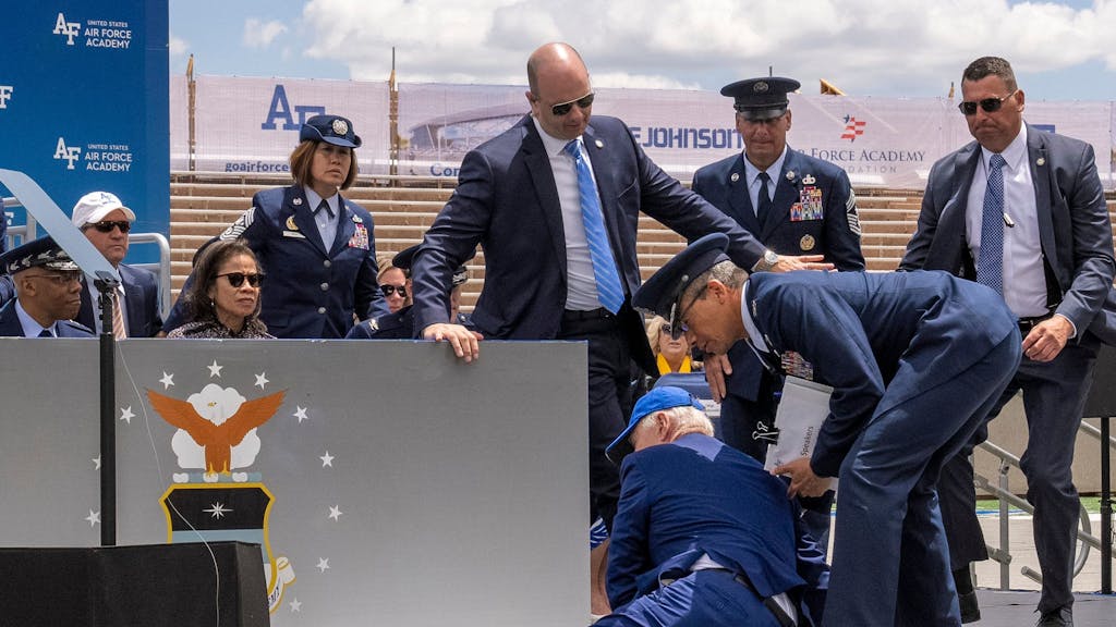 Präsident Joe Biden stürzt während der Abschlussfeier der United States Air Force Academy 2023 im Falcon Stadium auf der Bühne.