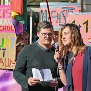 9. Mai: Die beiden Lehrer, die kürzlich einen Brandbrief zum Thema Rechtsextremismus an ihrer Schule geschrieben hatten, sprechen auf der Demonstration „Vielfalt statt Einfalt - Schule ohne Diskriminierung“ vor dem Schulamt in Cottbus.