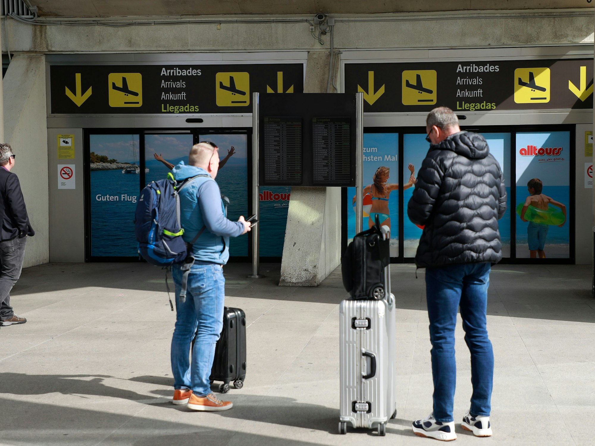Touristen mit Koffern am Flughafen von Palma de Mallorca.