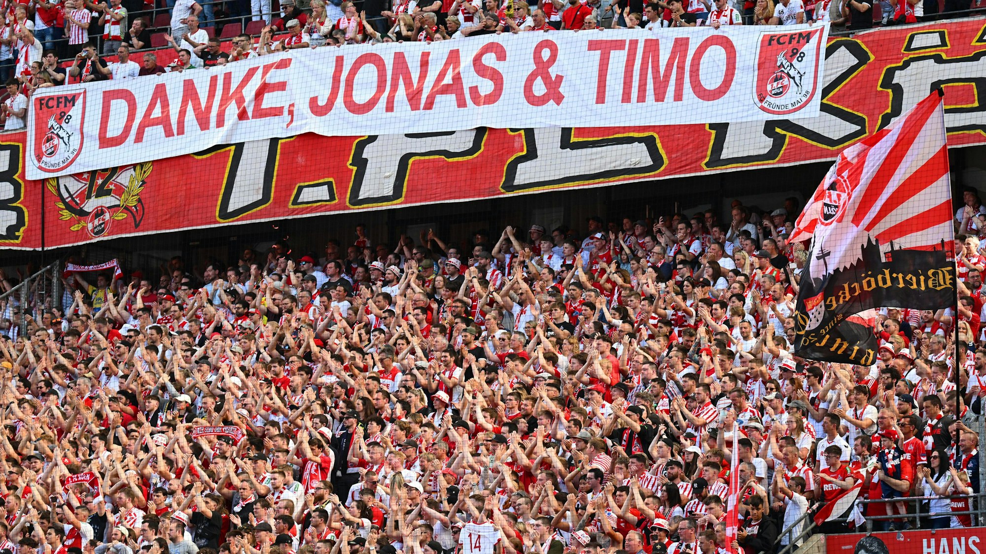 Kölner Fans halten ein Banner mit dem Schriftzug ‚Danke, Jonas & Timo‘ bei der Verabschiedung von Jonas Hector und Torhüter Timo Horn.
