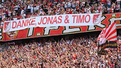 Kölner Fans halten ein Banner mit dem Schriftzug ‚Danke, Jonas &amp; Timo‘ bei der Verabschiedung von Jonas Hector und Torhüter Timo Horn.