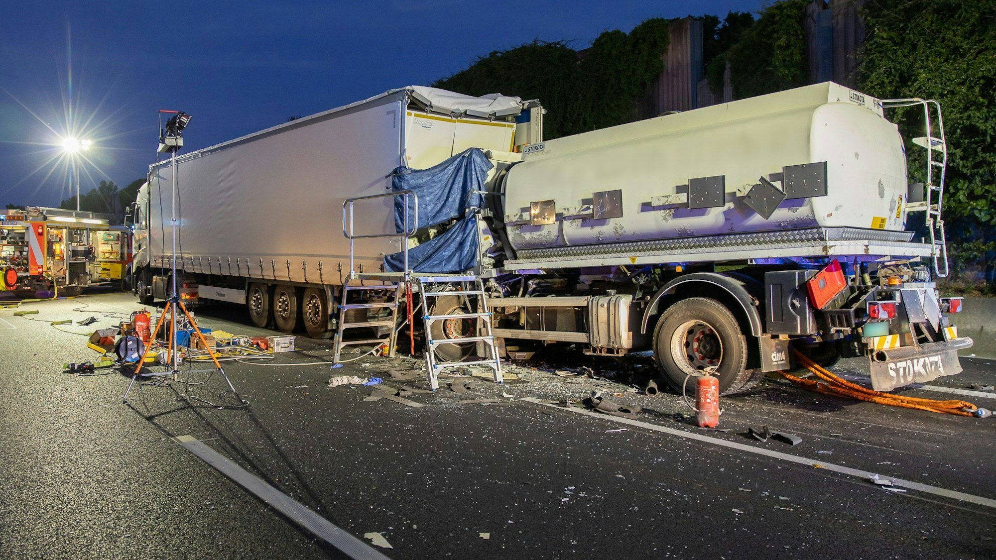 Die Unfallstelle auf der A3: Bei einem Unfall mit einem Tankwagen und einem Sattelauflieger auf der A3 bei Aschaffenburg ist ein Mann tödlich verunglückt.
