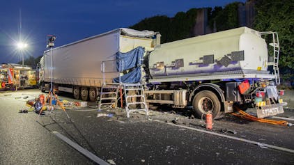 Die Unfallstelle auf der A3: Bei einem Unfall mit einem Tankwagen und einem Sattelauflieger auf der A3 bei Aschaffenburg ist ein Mann tödlich verunglückt.