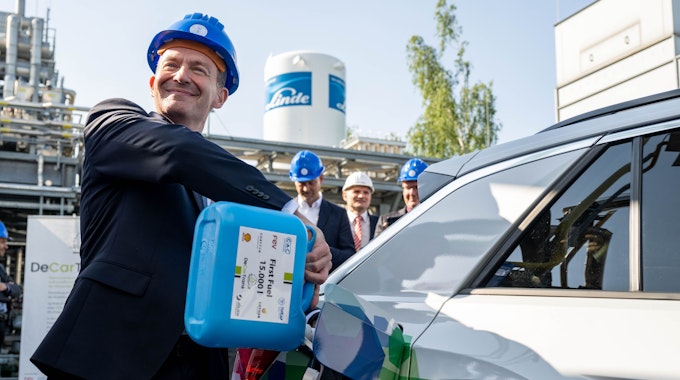 Volker Wissing (FDP), Bundesminister für Digitales und Verkehr, betankt vor der Großversuchsanlage für E-Fuel der TU Bergakademie Freiberg ein Fahrzeug mit dem synthetischen Kraftstoff.