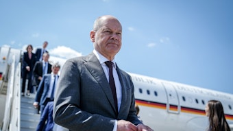 Bundeskanzler Olaf Scholz (SPD) kommt auf dem internationalen Flughafen Chisinau für das Gipfeltreffen der Europäischen Politischen Gemeinschaft (EPG) in Moldau an.