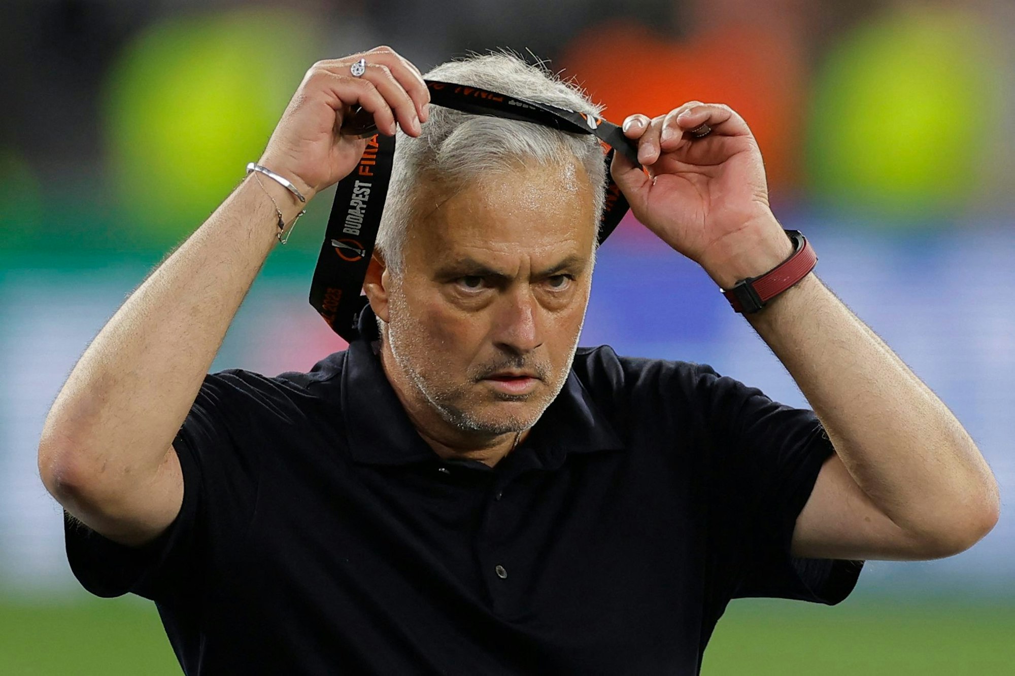 José Mourinho zieht frustriert seine Medaille ab.