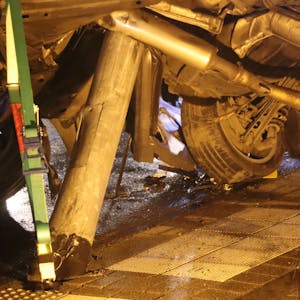 Auf dem Foto ist das Autowrack zu sehen. Bei dem Unfall auf der Bonnstraße in Fischenich hatte sich der Ampelmast in die Bodenplatte des Wagens gebohrt.