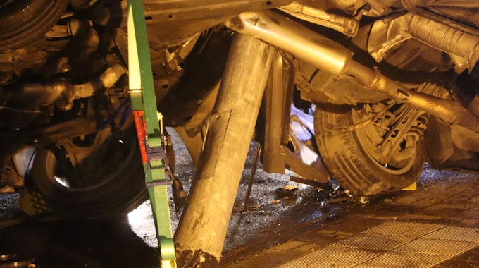 Auf dem Foto ist das Autowrack zu sehen. Bei dem Unfall auf der Bonnstraße in Fischenich hatte sich der Ampelmast in die Bodenplatte des Wagens gebohrt.