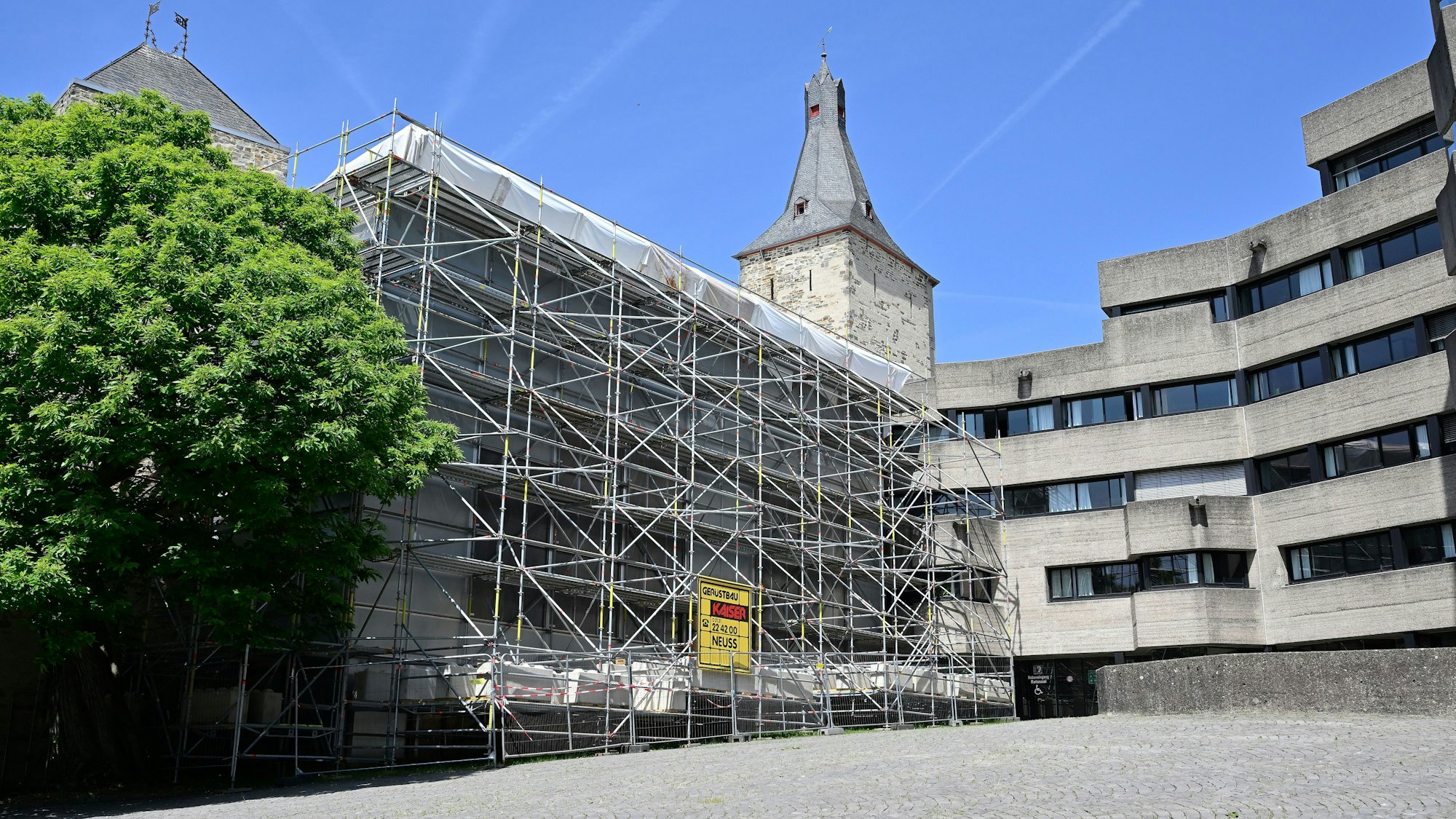Es ist das Bensberger Rathaus mit einem Baugerüst zu sehen.