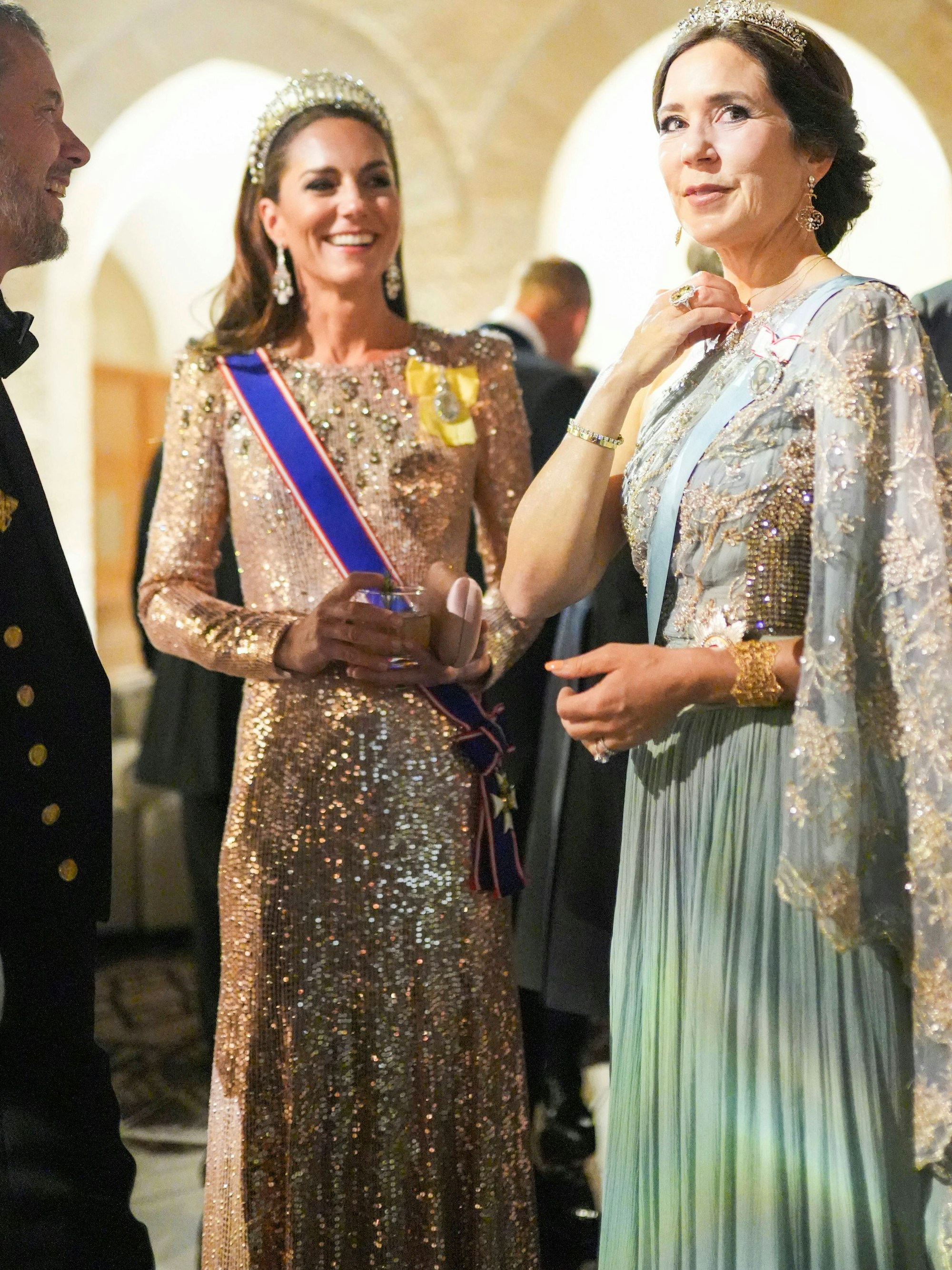 Prinzessin Kate unterhält sich mit Mary von Dänemark.