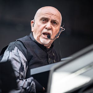 Peter Gabriel, britischer Musiker, singt auf der Bühne.