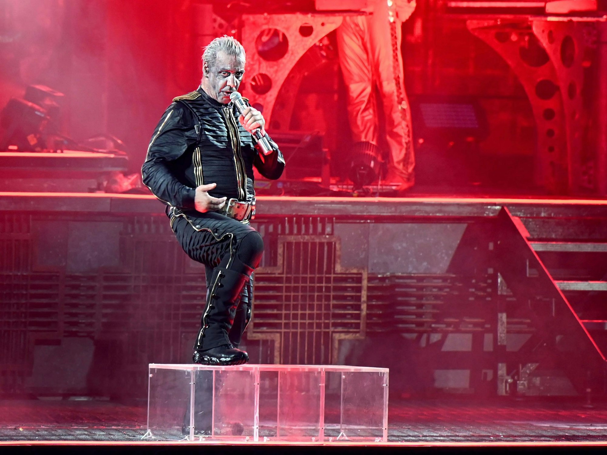 Rammstein Frontsänger Till Lindemann performt den Song „Deutschland“ auf der Bühne.