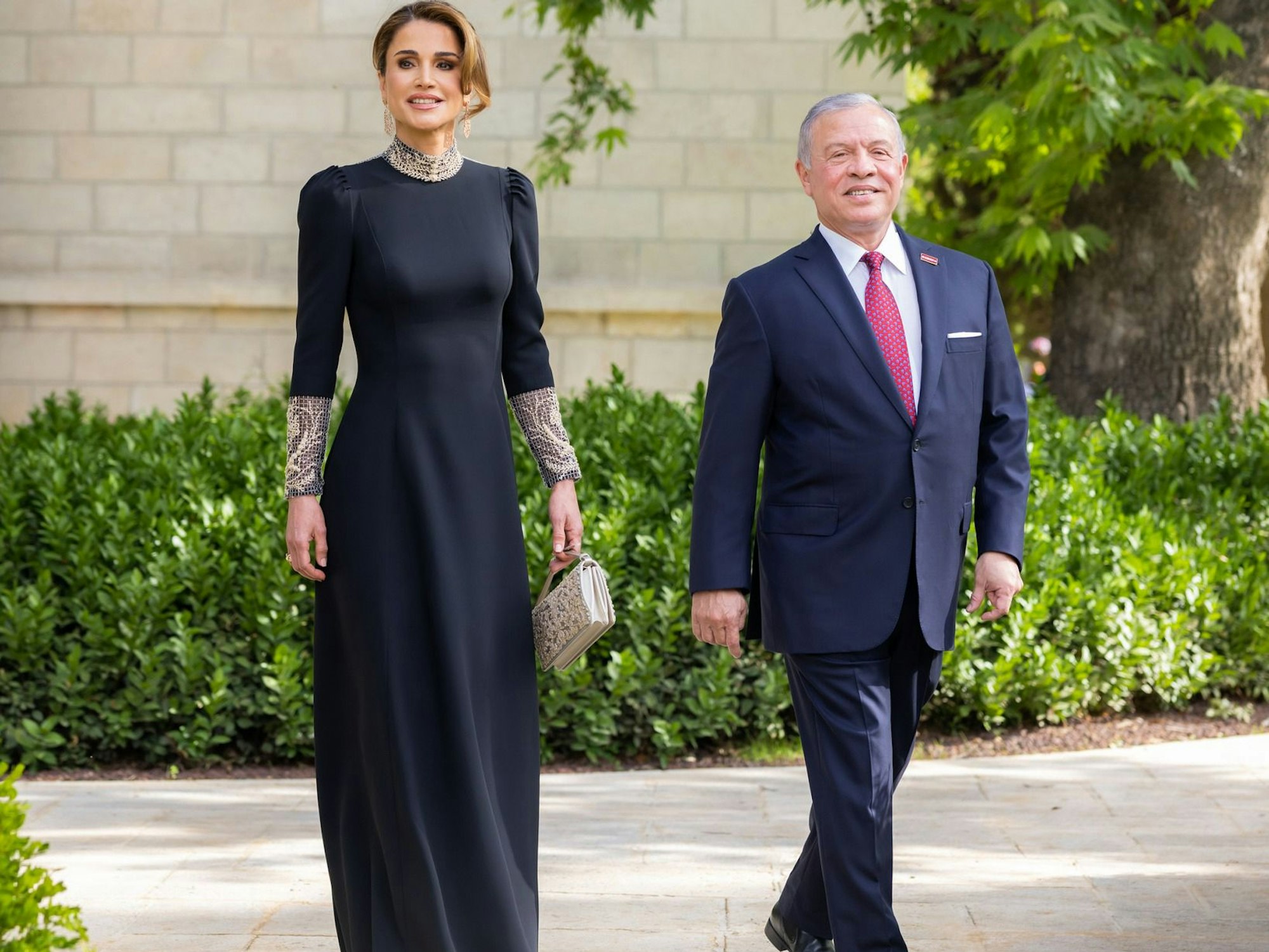 Abdullah II. bin al-Hussein, König von Jordanien, kommt in Begleitung seiner Frau Rania zur Hochzeit seines Sohnes.