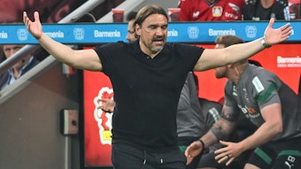 Daniel Farke steht im Rahmen des Bundesliga-Spiels von Borussia Mönchengladbach bei Bayer Leverkusen am 21. Mai 2023 am Spielfeldrand der „BayArena“.