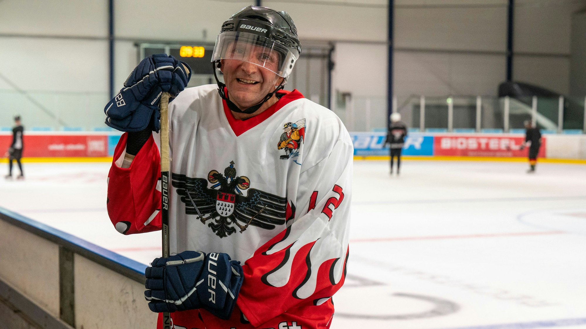Kölns Feuerwehrchef Christian Miller im Eishockeytrikot der Feuerwehrmannschaft Backdraft Cologne