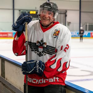 Kölns Feuerwehrchef Christian Miller im Eishockeytrikot der Feuerwehrmannschaft Backdraft Cologne
