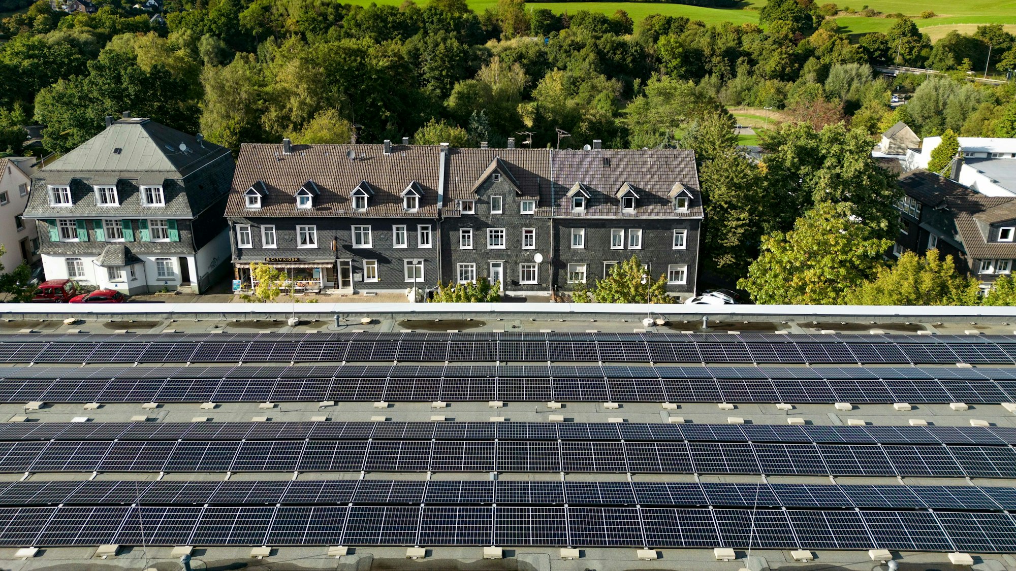 Auf dem Dach des Engelbert-von Berg-Gymnasiums Wipperfürth seht eine Photovoltaikanlage.