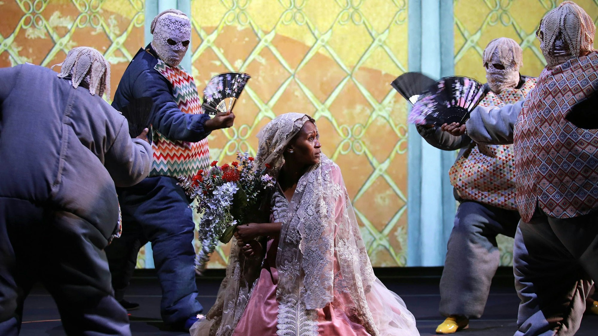 Das Szenenbild aus der südafrikanischen Musiktheater-Produktion „Samson“ zeigt die Braut des Helden von maskierten Männern bedrängt.
