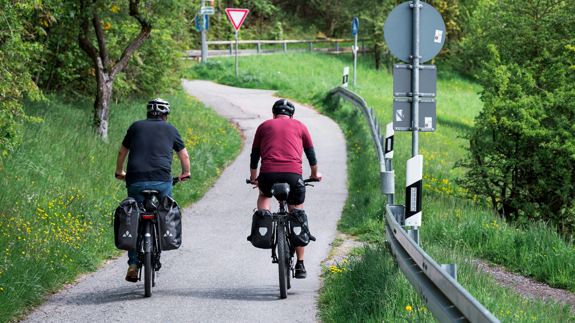 Bayern, Coburg: Zwei Fahrradfahrer sind auf einem Radweg unterwegs.