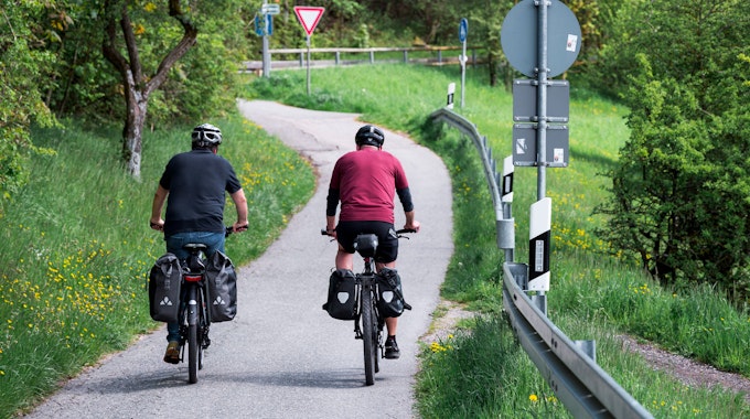 Bayern, Coburg: Zwei Fahrradfahrer sind auf einem Radweg unterwegs.