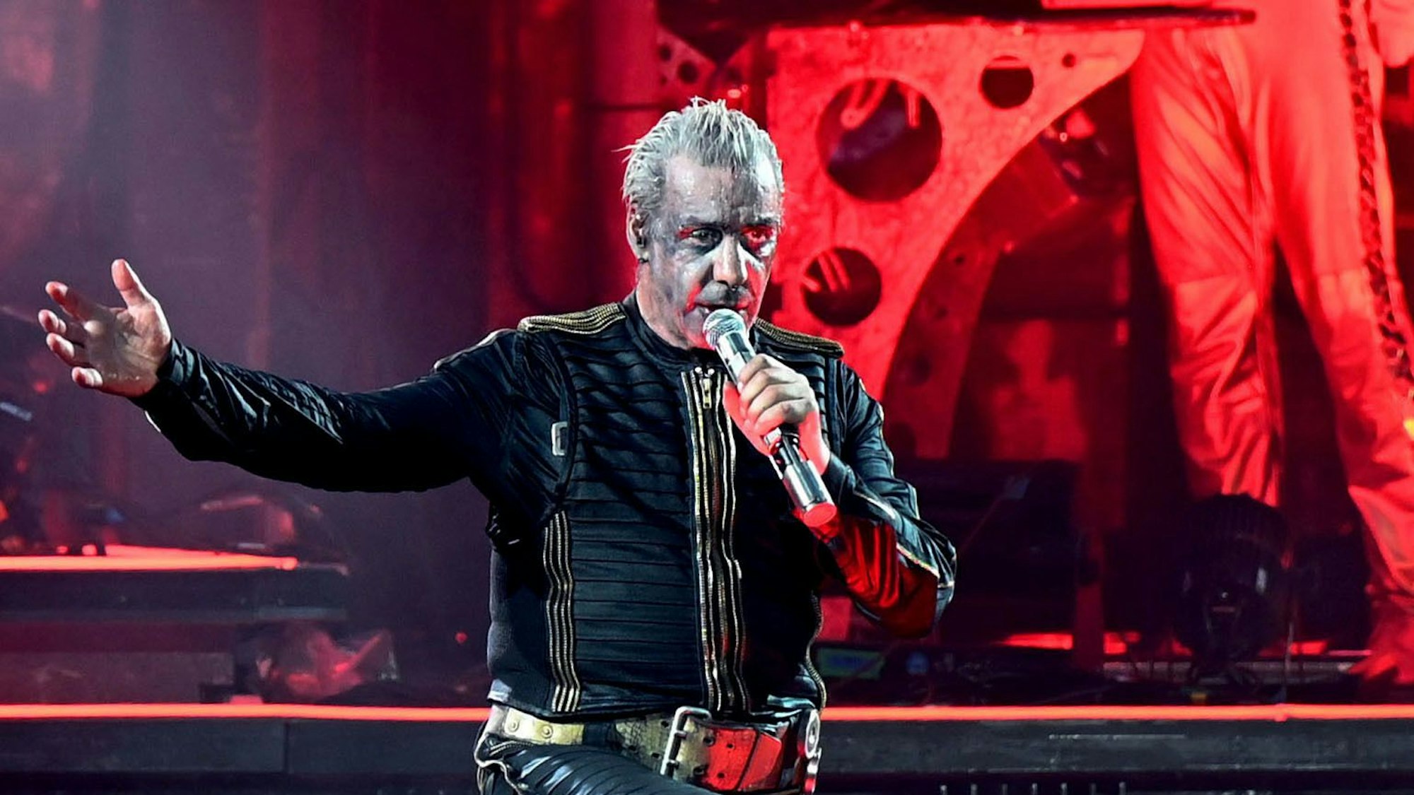Till Lindemann, Frontsänger von Rammstein, steht während eines Konzertes auf der Bühne (Archivbild)