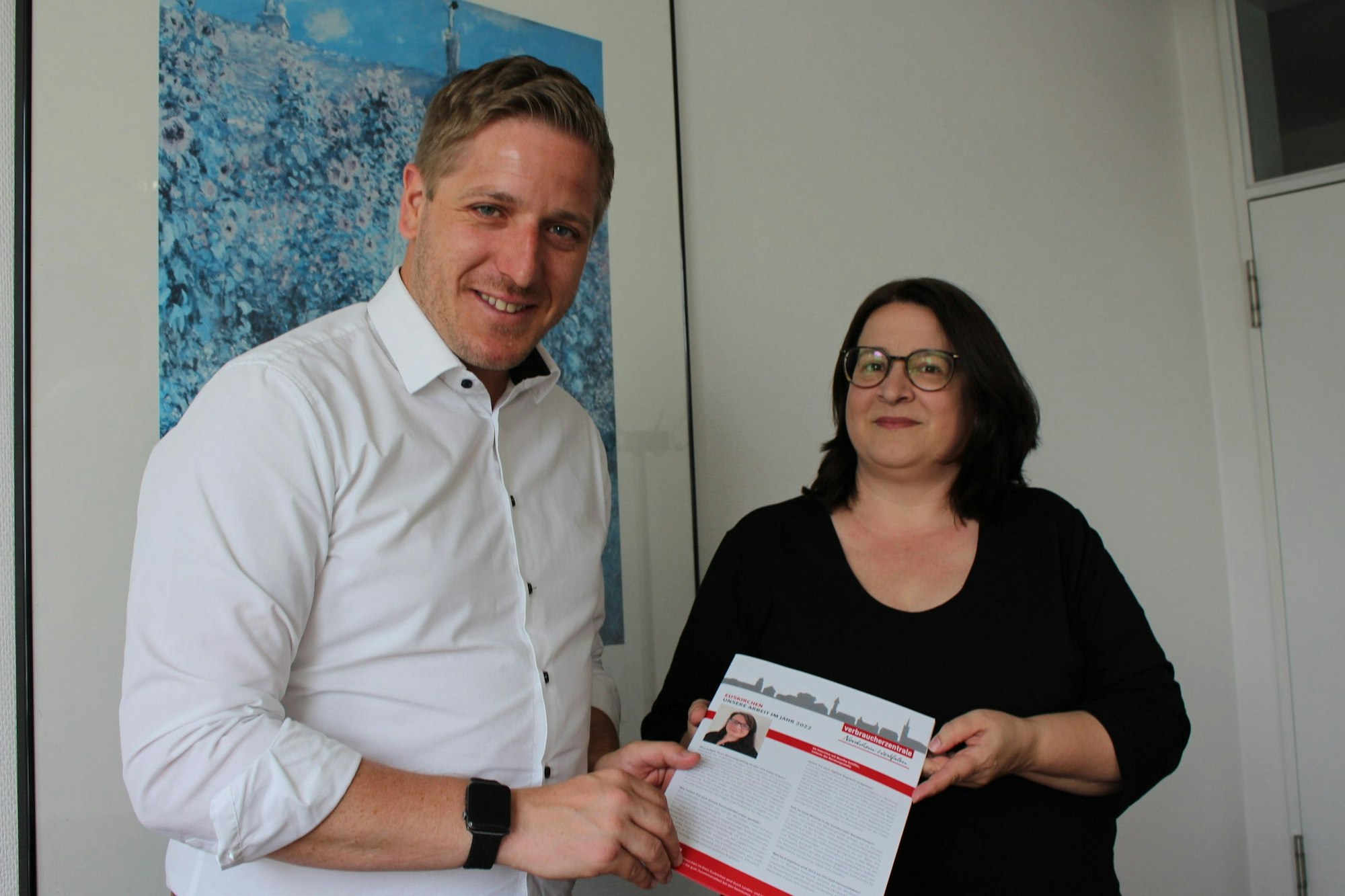 Monika Schiffer, Leiterin der Verbraucherzentrale Euskirchen, übergibt den Jahresbericht 2022 an Landrat Markus Ramers.