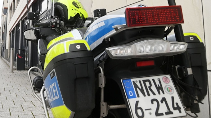 Ein Polizei-Motorrad steht vor der Wache Kalk auf dem Walter-Pauli-Ring.